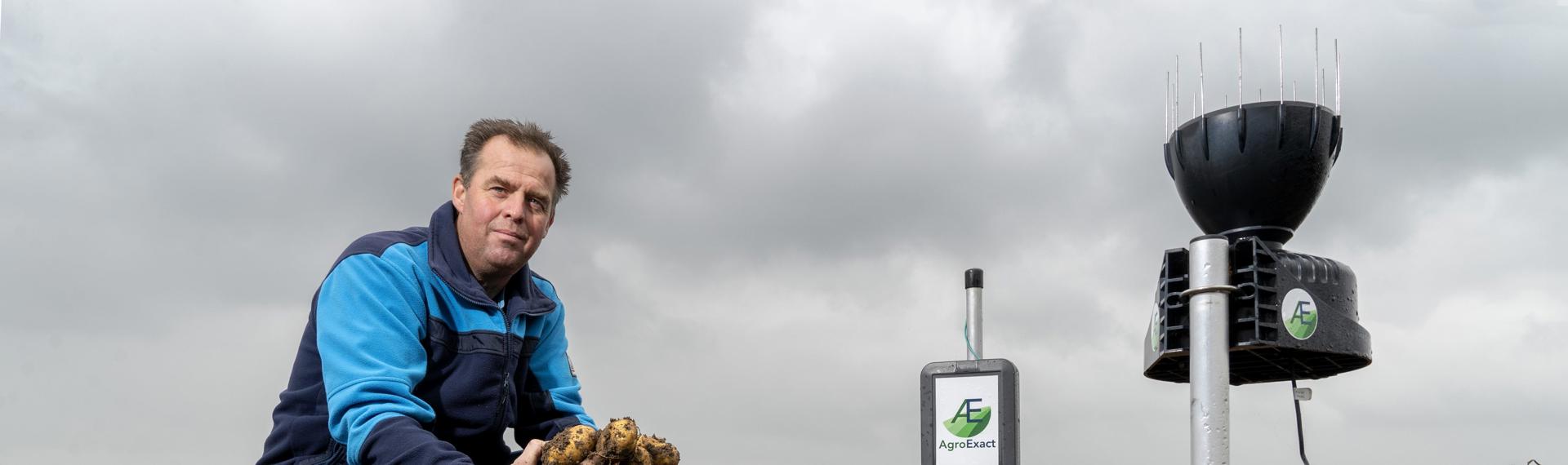 Agrariër Jan Straver met het weerstation van AgroExact